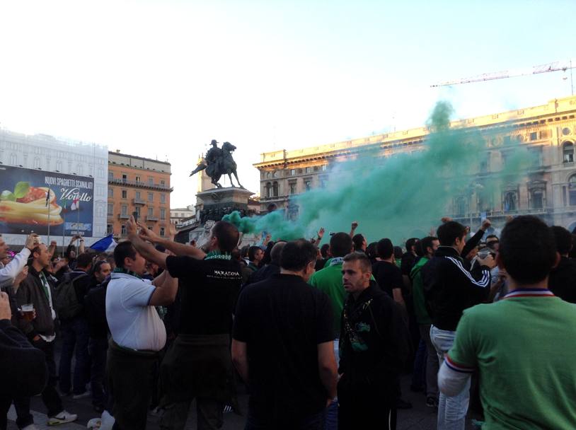 In piazza anche fumogeni verdi, il colore della squadra francese che in serata incontra L&#39;inter in Europa League (Morani-Garzillo)